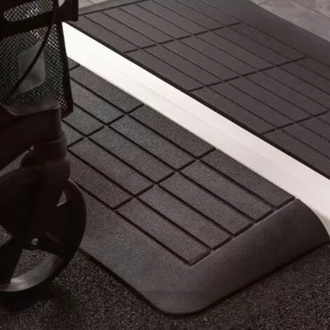 WILTEC Rampe De Seuil 3 Bords Inclinés 30mm Capacité De Charge 2500 Kg Accès Mobilité Réduite Ligne Confort 6 WILTEC Rampe De Seuil 3 Bords Inclinés 30mm Capacité De Charge 2500 Kg Accès Mobilité Réduite Ligne Confort – Image 4